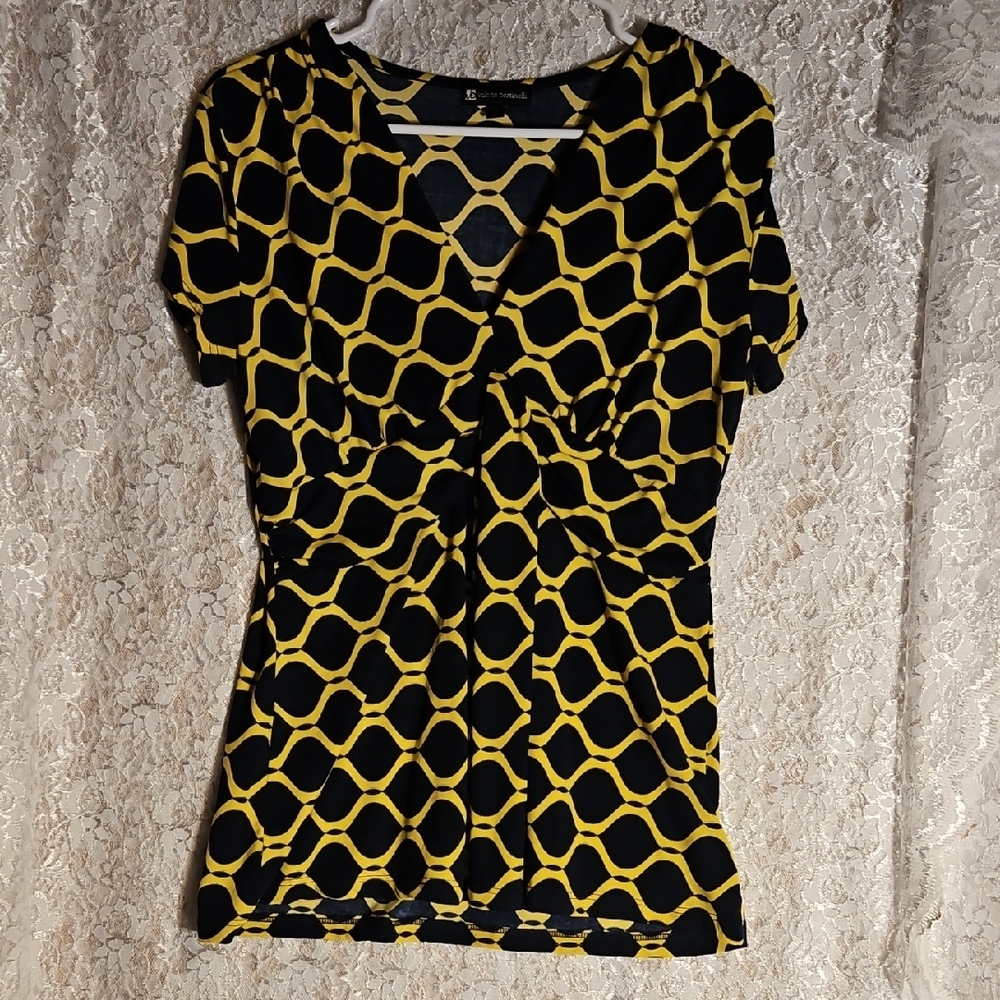 Valerie Bertinelli Black and Yellow Geometric Short Sleeve Top